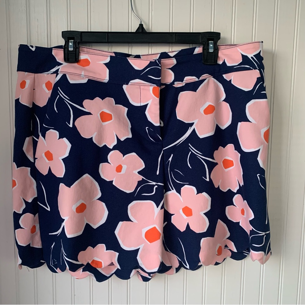 Isaac Mizrahi (Size 16) Pink and Navy Scalloped, Tailored Floral Shorts - Picture 6 of 9